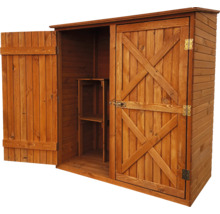 Geöffneter Holz Geräteschrank mit Regal