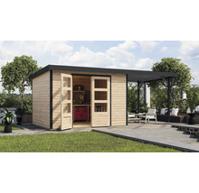 Garten Szene mit Holzgartenhaus mit offenstehenden Türen, Werkbank und überdachter Terrasse mit Sitzgelegenheit.