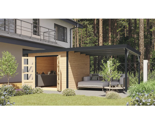 Gartenhaus Karibu Metalwood 2A Blech anthrazit inkl. Anbaudach 574 x 292 cm natur Szene mit Gartenhaus mit geöffneten Türen und überdachter Terrasse mit Sitzgelegenheit