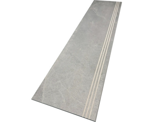 Graue Steinstufe mit drei Rillen