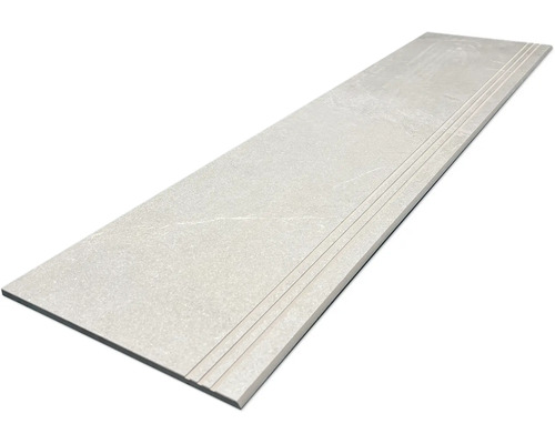 Trittstufe aus Feinsteinzeug mit strukturierten Rillen