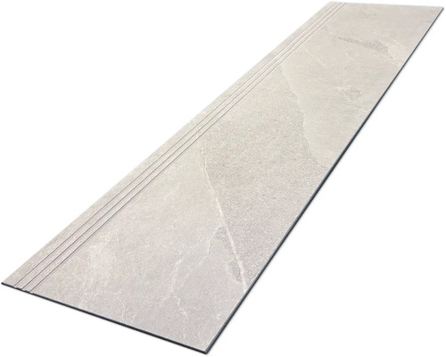 Trittstufe aus Feinsteinzeug mit gerillter Oberfläche