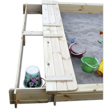 Holzsandkasten mit Spielzeugsand