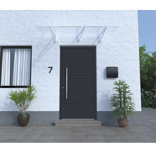 Hausfassade mit Haustür, Briefkasten und Pflanzenkübeln
