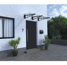 Hausfassade mit Haustür, Briefkasten und Vordach