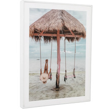 Gerahmtes Bild einer Frau auf einer Schaukel am Strand