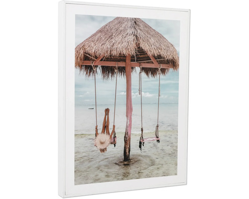 Gerahmtes Bild einer Frau auf einer Schaukel am Strand