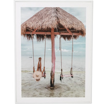 Gerahmtes Wandbild mit einer Person auf einer Schaukel am Strand unter einem Strohdach