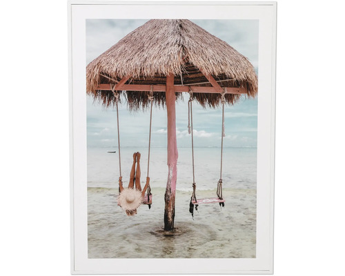 Gerahmtes Dekopanel Schaukel 30x40 cm Gerahmtes Wandbild mit einer Person auf einer Schaukel am Strand unter einem Strohdach