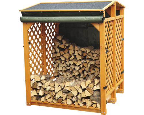 Holzlager aus Holz mit Lattenmuster und Holzstapel