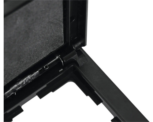 Detailansicht eines schwarzen Kunststoffkastens mit geöffnetem Deckel und Feder.