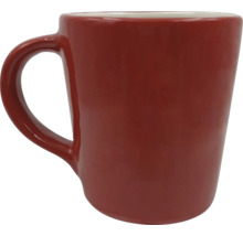Rote Keramiktasse mit Henkel