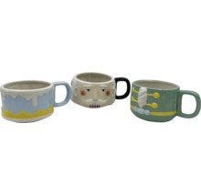 Drei dekorative Kaffeetassen mit verschiedenen Motiven