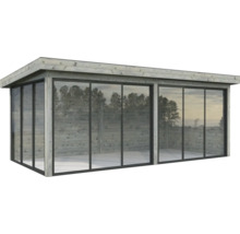 Modernes Gartenhaus mit Schiebetüren aus Glas und Holzverkleidung