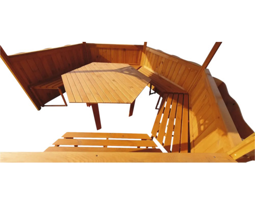 Helle Holzgartenlaube mit Tisch und Sitzbänken