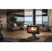 Wohnzimmer mit Kaminofen, Sofas und großem Fenster mit Seeblick
