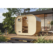 Holzfass Sauna mit Glastür auf einer Terrasse im Garten.