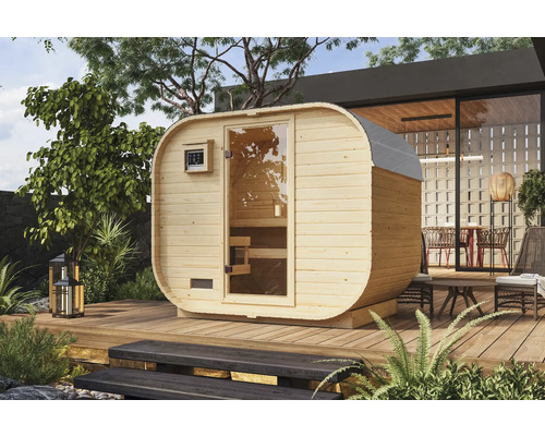 Holzfass Sauna mit Glastür auf einer Terrasse im Garten.
