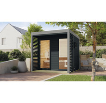 Gartensauna mit Glasfront, Holzverkleidung und angrenzendem Loungebereich im Freien