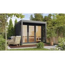 Gartensauna mit Glasfront und seitlichen Sichtschutzelementen im Garten