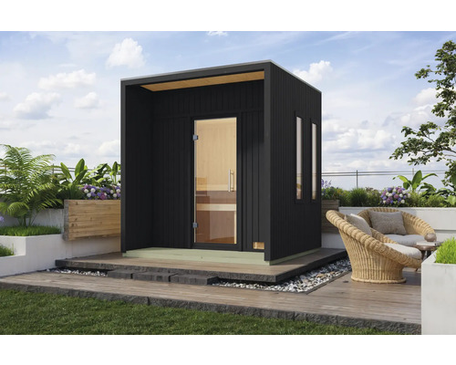 Saunahaus Karibu Larcadia ohne Ofen mit Ganglastüre aus Klarglas schwarz Moderne Außensauna mit Glasfront und Holzboden auf einer Terrasse mit Sitzgelegenheiten.