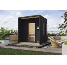 Dunkle Gartensauna mit Glaselementen und Sitzgelegenheit im Außenbereich