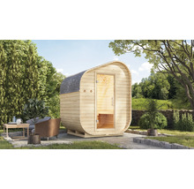 Fasssauna aus Holz im Garten mit Sitzgelegenheit