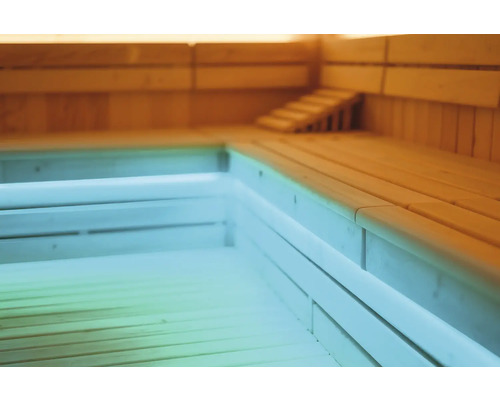 Innenansicht einer Holzsauna mit Bänken und Treppe