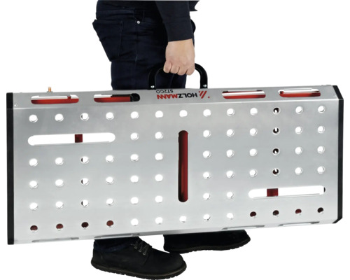 Person trägt Aluminiumrampe von Holzmann
