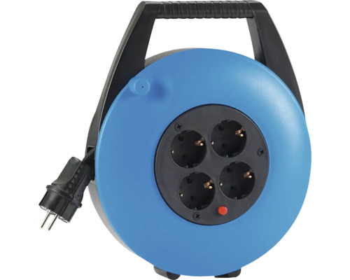 Blaue Kabeltrommel mit vier Steckdosen und einem Stecker