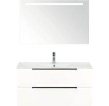 Badezimmer mit Waschbeckenunterschrank, Waschbecken und Spiegel mit Beleuchtung