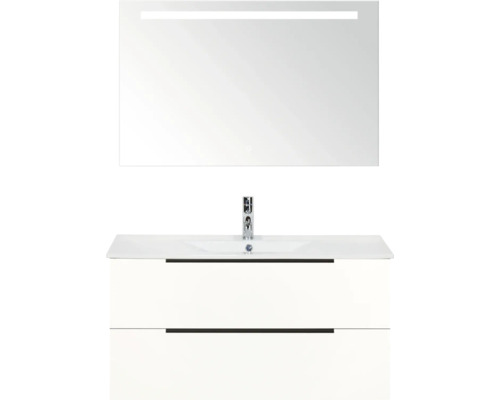 Badezimmer mit Waschbeckenunterschrank, Waschbecken und Spiegel mit Beleuchtung