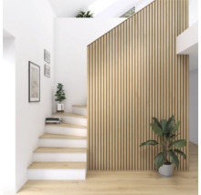 Heller Raum mit Treppe, Holzpaneelwand und Zimmerpflanzen.