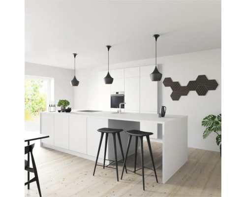 Helle Küche mit Kücheninsel, Barhockern und Pendelleuchten