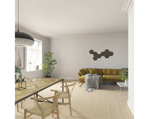 Heller Wohnraum mit Esstisch, Stühlen und einem gelben Sofa.