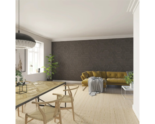 Wohnzimmer mit Esstisch, Stühlen, Sofa und gemusterter Tapete.