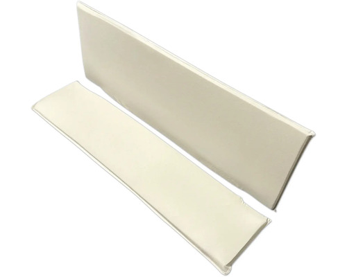 Zwei Sockelleisten aus Kunststoff