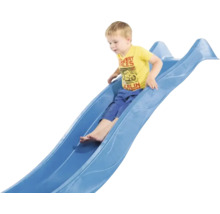 Ein Kind rutscht eine blaue Rutsche hinunter.
