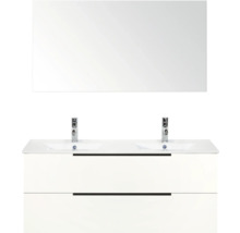 Weißer Waschtisch mit zwei Waschbecken, Armaturen und Spiegel für das Badezimmer