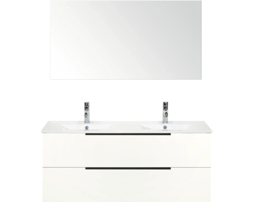 Weißer Waschtisch mit zwei Waschbecken, Armaturen und Spiegel für das Badezimmer