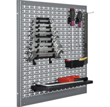 Werkzeugwand mit Schraubenschlüsseln, Schraubendrehern und Zubehör