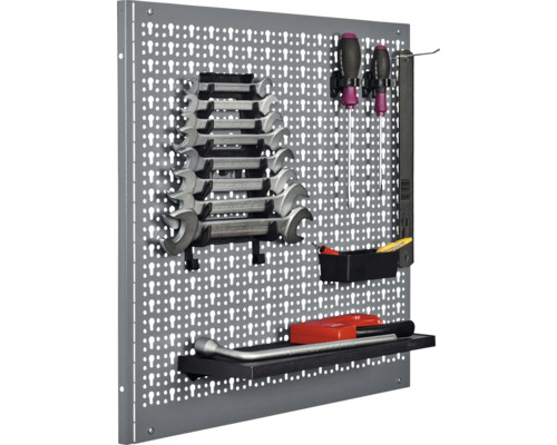 Werkzeugwand mit Schraubenschlüsseln, Schraubendrehern und Zubehör