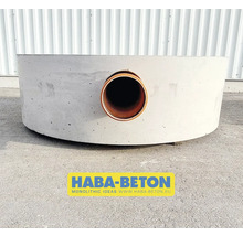 Betonschachtring mit Rohrdurchführung