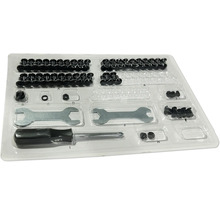 Sortiment an Schrauben, Muttern und Werkzeug in transparenter Kunststoffverpackung.