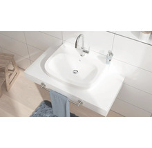 Modernes Badezimmer mit Waschbecken, Armatur und Handtuchhalter