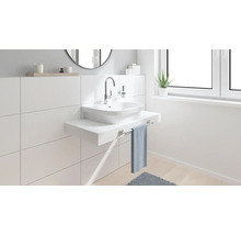 Modernes Badezimmer mit Waschbecken, Handtuchhalter und Spiegel