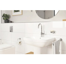 Badezimmer mit Waschbecken, Armatur, Spiegel und Toilette