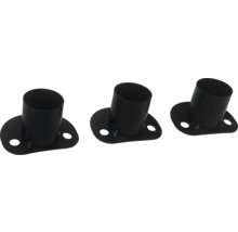 Drei schwarze Rohrhalterungen mit Befestigungslöchern