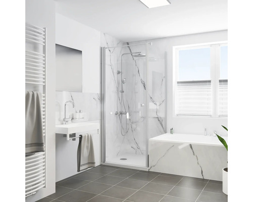 Helles Badezimmer mit Dusche, Waschbecken und Badewanne in modernem Design.