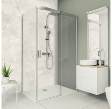 Badezimmer mit Duschkabine, Waschbecken, Spiegel und Pflanze auf Beistelltisch